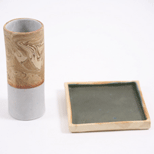 Zylindervase aus marmoriertem Ton ab € 16.-,
 quadratischer Teller € 12.-